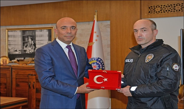 İzmir Valisi ile Emniyet Müdürü Cesur Polis Memurunu Ödüllendirdi