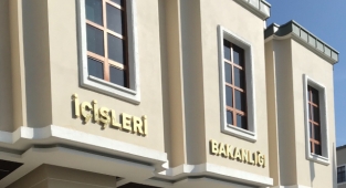 Polis aracının altına bomba yerleştirmişlerdi. O şahıslar yakalandı