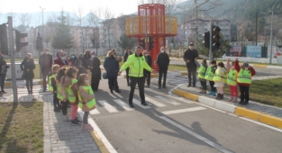 İki farklı kuşak aynı anda uygulamalı trafik eğitimi aldı