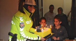 İzmir’deki ikiz kardeşlere Trafik Polisinden pasta süprizi