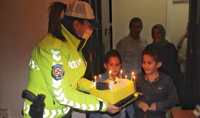 İzmir’deki ikiz kardeşlere Trafik Polisinden pasta süprizi