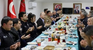 Bakan Soylu, ilk sahurunu polis ve bekçilerle yaptı