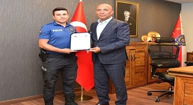 Atatürk büstünü temizleyen polis memuruna teşekkür belgesi