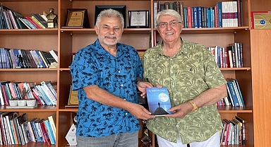 Şair Emniyet Müdürü Şiir Kitabını Ümit Tokcan için İmzaladı