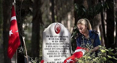 Şehit kızından, polis babasının kabrine Babalar Günü ziyareti
