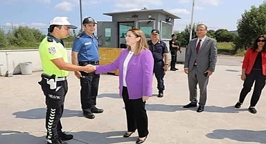 KADIN VALİ TRAFİK UYGULAMA NOKTASINI DENETLEDİ..