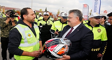 Emniyetten Moto Kuryelere KASK Hediye Edildi