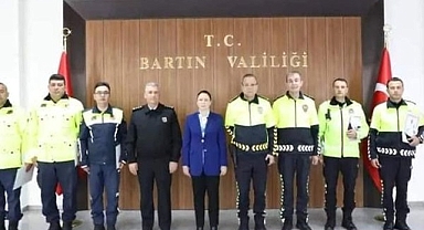 Bartın Valisi Nurtaç Arslan, Başarılı Polisleri Ödüllendirdi