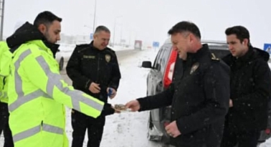 Erzincan Emniyet Müdürü Zafer Baybaba’dan Karda Görev Yapan Polislere Ziyaret