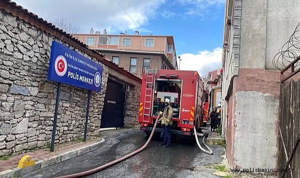 Fatih’te Dergâh Yakınında Ahşap Ev Yandı