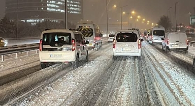 İstanbul'da Kar Yağışı Trafiği Felç Etti.