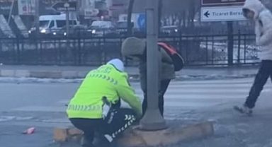 Trafik Polisinden Yürekleri Isıtan Örnek Davranışı