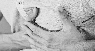 Göğüs ağrısı diye hastane hastane gezdi, altından sinsi tümör çıktı: Milyonda 7 görülüyor