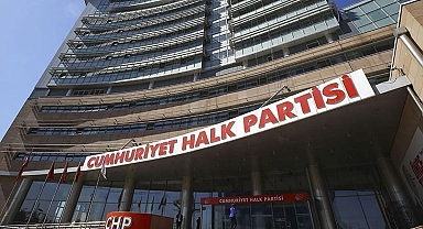 Ankara'da tarihi görüntü! CHP Genel Merkezi girişine asıldı
