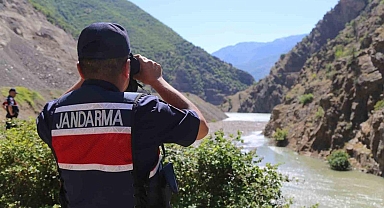 Artvin’in Şavşat Deresi’nde kayıp baba ve oğlunu arama çalışmaları sürüyor