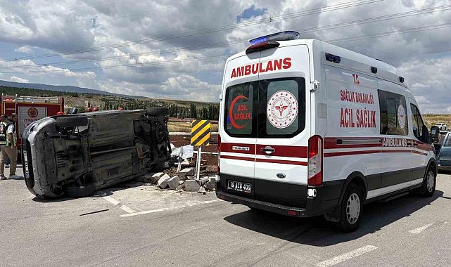 Çorum’da hafif ticari araç ile otomobil çarpıştı: 2’si ağır 5 yaralı
