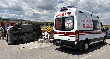 Çorum’da hafif ticari araç ile otomobil çarpıştı: 2’si ağır 5 yaralı