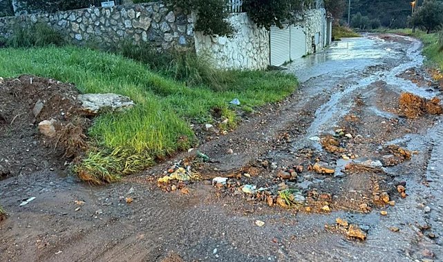 Datça'da bu yola 1 yıldır greyder bile gelmiyor!