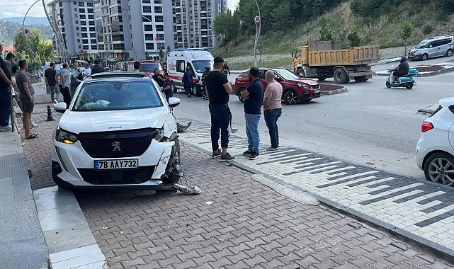 Ehliyetsiz sürücünün karıştığı kazada anne ile kızı yaralandı