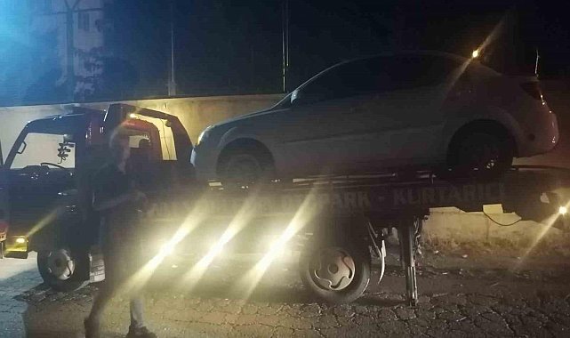 Karakol yoluna park edilen araçlar çekiciyle kaldırıldı