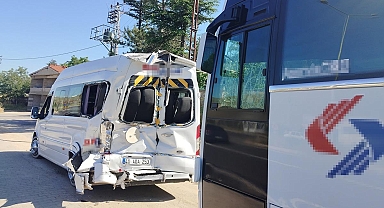 Kırşehir'de işçi servis aracı minibüse çarptı: 42 yaralı