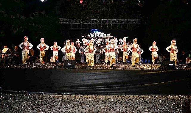 Konyaaltı İlkokulu’ndan renkli halk oyunları şenliği
