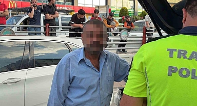 Otomobilin çarptığı refüjden kopan taşlar tramvaydan içeri girdi: 4 yolcu yaralı