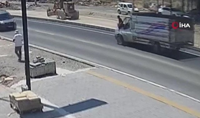 16 yaşındaki sürücünün kullandığı kamyonet yayaya çaptı: Kaza anı kamerada