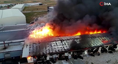 Afyonkarahisar'daki fabrika yangınını söndürme çalışmaları sürüyor