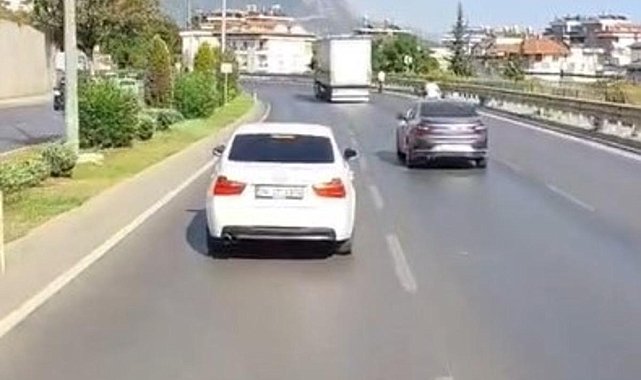 Alanya’da itfaiyeye yol vermeyen sürücü cep telefonu kamerasında