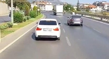 Alanya’da itfaiyeye yol vermeyen sürücü cep telefonu kamerasında
