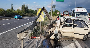 Anadolu Otoyolu'nda otomobil bariyere çarptı 3 yaralı