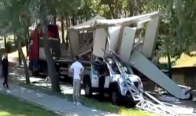 Bahçeşehir’de TIR'ın dorsesindeki konteyner, cipin üzerine devrildi