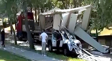 Bahçeşehir’de TIR'ın dorsesindeki konteyner, cipin üzerine devrildi