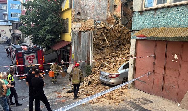 Beyoğlu’nda 2 katlı metruk bina çöktü