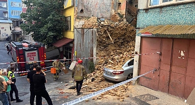 Beyoğlu’nda 2 katlı metruk bina çöktü