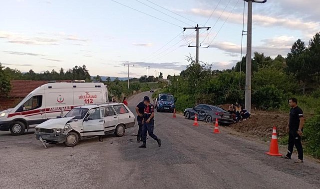 Bilecik'te iki otomobil çarpıştı: 10 yaralı
