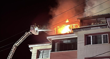 Bolu’da apartmanda çıkan yangında alevler geceyi aydınlattı: Patlama sesleri paniğe neden oldu