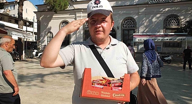 Burhaniye’de Polis şapkalı seyyar satıcı ilgi odağı oldu