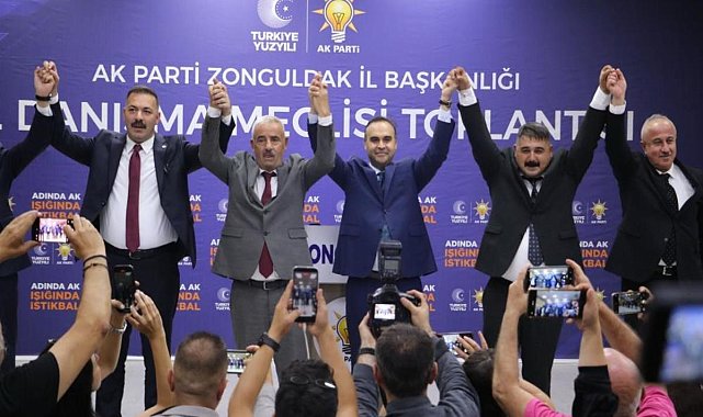 CHP'den istifa eden iki meclis üyesi AK Parti'ye geçti, rozetleri Bakan Kacır taktı