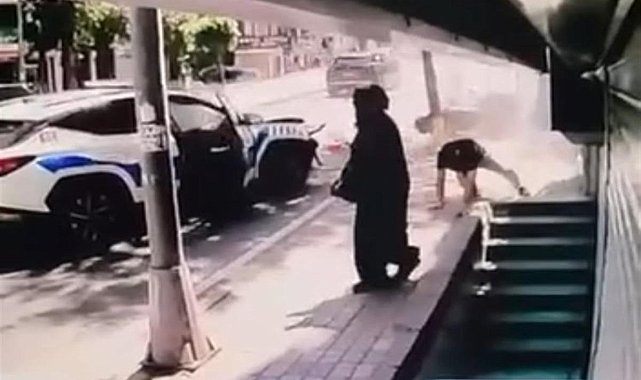Fatih'te polis aracının motosiklete çarptığı kaza kamerada: 2'si polis 3 yaralı
