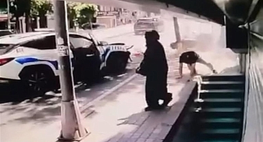 Fatih'te polis aracının motosiklete çarptığı kaza kamerada: 2'si polis 3 yaralı