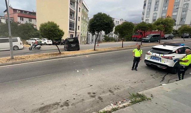 Freni boşalan hafif ticari araç 2 metreden yola düştü