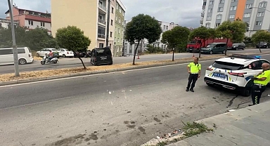 Freni boşalan hafif ticari araç 2 metreden yola düştü
