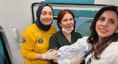 Hastaneye sevk edilen hamile kadın ambulansta doğum yaptı