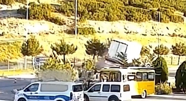 Isparta’da kontrolden çıkan tır devrildi