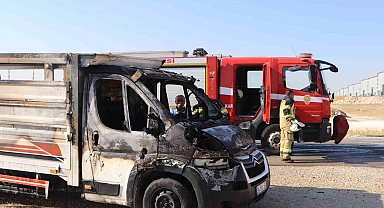 Kasasındaki atık malzemeler tutuşan kamyonet yanarak demir yığınına döndü