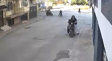Motosikletin çaptığı bisikletli çocuk yaralandı: Kaza anı kamerada