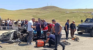 Muş’ta kamyonla otomobil çarpıştı: 2 ölü, 1 yaralı
