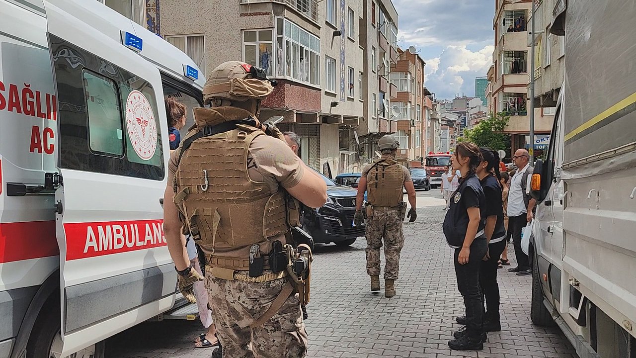 Sultangazi'de ailesini bıçakla rehin aldı: Özel harekat operasyonuyla gözaltına alındı